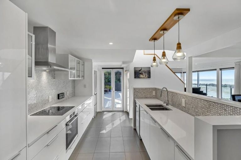 Photo of property in 18 Glendevere Terrace, Redcliffs, Christchurch, 8081