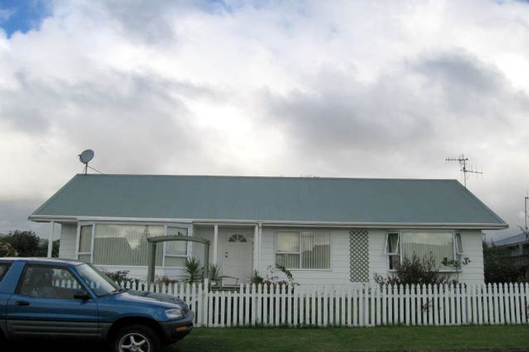 Photo of property in 3 Sharda Grove, Paraparaumu Beach, Paraparaumu, 5032