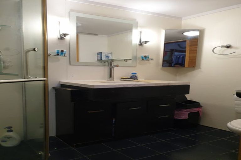 Photo of property in 40a Staincross Street, Green Bay, Auckland, 0604