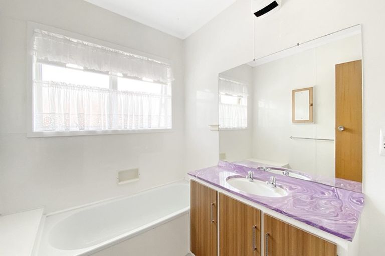 Photo of property in 91a Kiwi Esplanade, Mangere Bridge, Auckland, 2022
