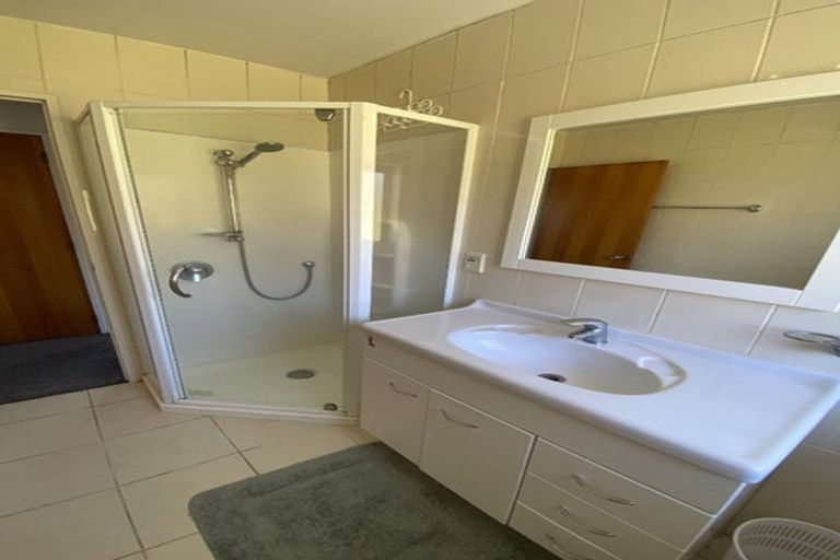 Photo of property in 40 Barbados Drive, Unsworth Heights, Auckland, 0632