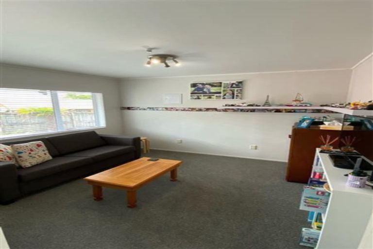 Photo of property in 2/11 Parramatta Place, Botany Downs, Auckland, 2010