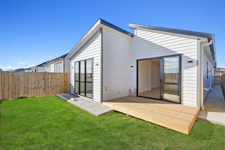 Photo of property in 12 Woven Place, Karaka, Papakura, 2113