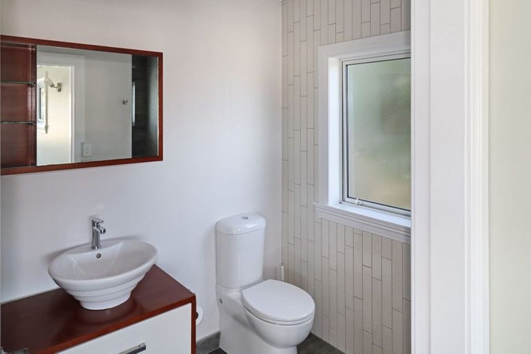 Photo of property in 242 Sutherland Road, Lyall Bay, Wellington, 6022