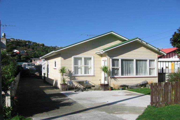 Photo of property in 10 Airlie Road, Plimmerton, Porirua, 5026