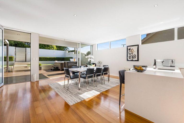 Photo of property in 33 Luplau Crescent, Cockle Bay, Auckland, 2014