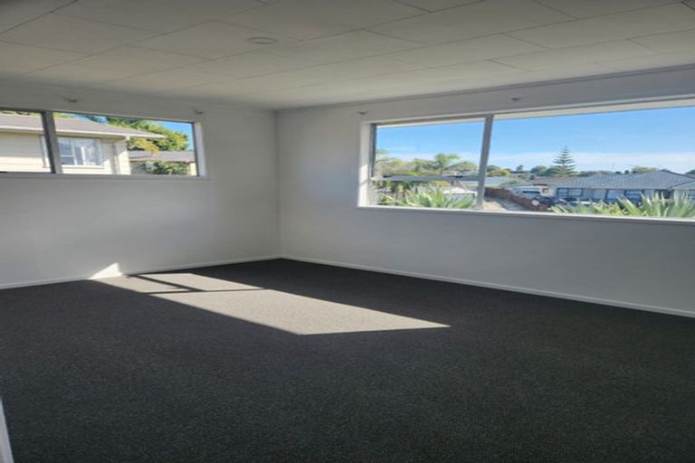 Photo of property in 18 Foyle Place, Glendene, Auckland, 0602