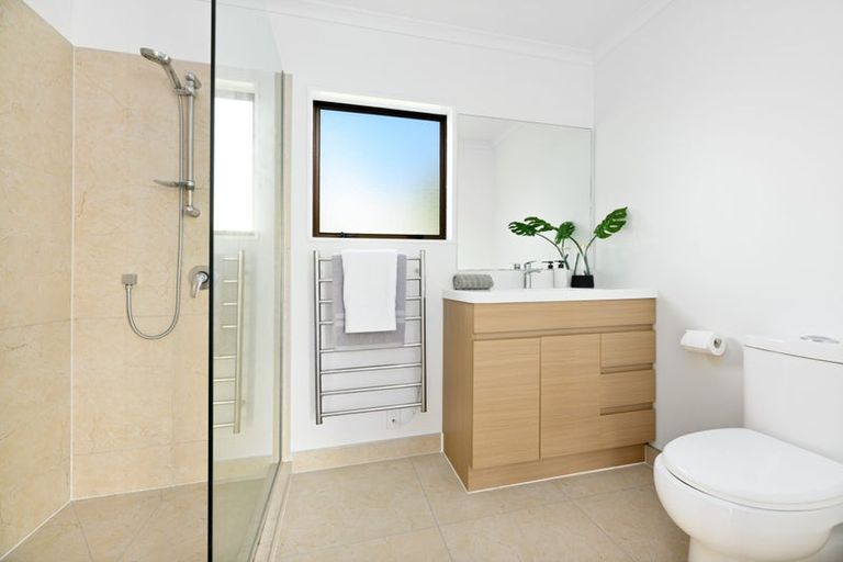 Photo of property in 2/33 Lavelle Road, Henderson, Auckland, 0612