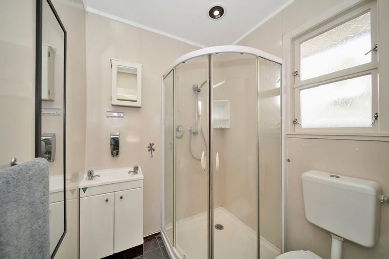 Photo of property in 72 Pioneer Road, Moturoa, New Plymouth, 4310