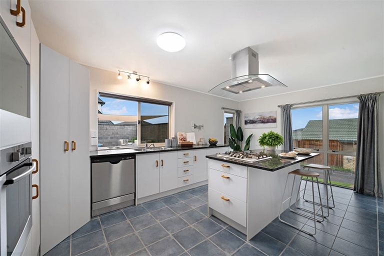 Photo of property in 7 Coupland Court, Glendene, Auckland, 0602