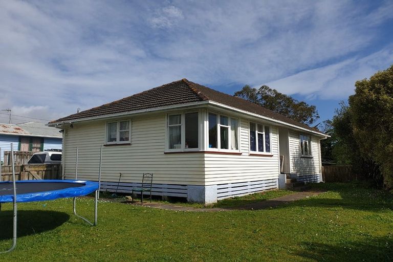 Photo of property in 12 Dorset Grove, Cannons Creek, Porirua, 5024