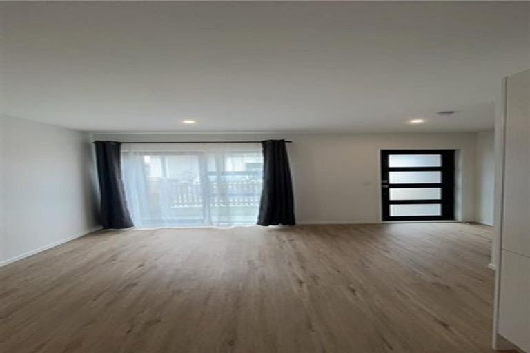 Photo of property in 64 Rauemi Way, Te Atatu South, Auckland, 0610