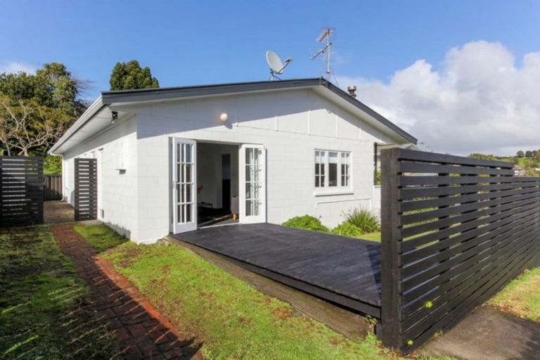 Photo of property in 43 Cumberland Street, Merrilands, New Plymouth, 4312