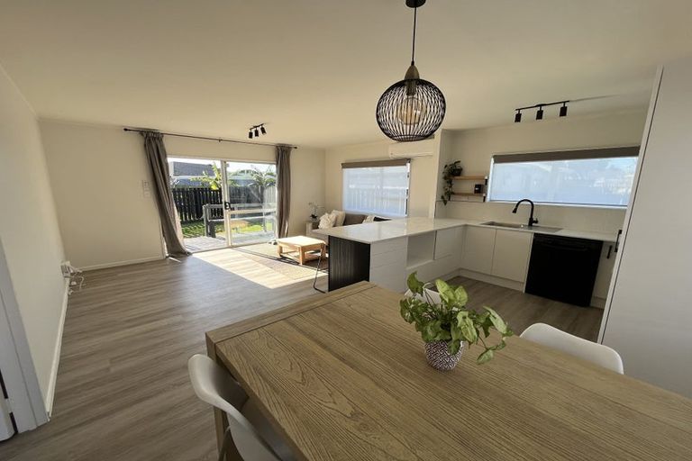 Photo of property in 2/2 Hatherley Place, Clendon Park, Auckland, 2103