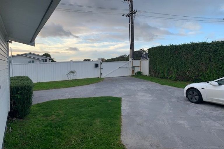 Photo of property in 9 Ridgemount Rise, Mangere Bridge, Auckland, 2022