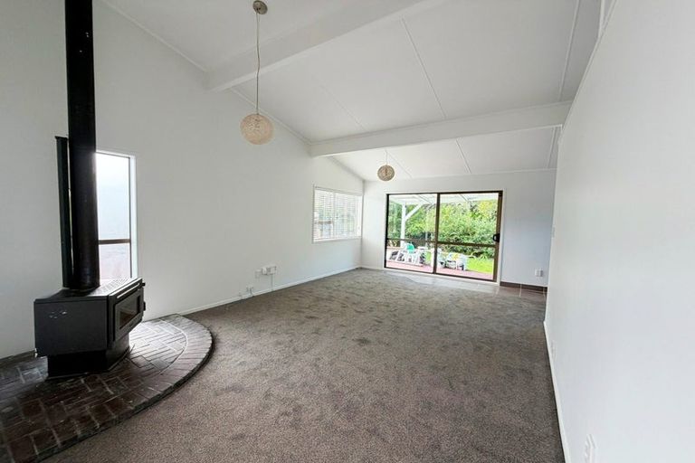 Photo of property in 13 Jenanne Place, Totara Vale, Auckland, 0629