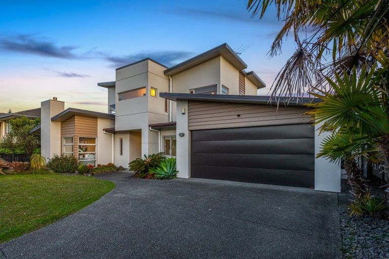 Photo of property in 17 Glen Bay Close, Pinehill, Auckland, 0632