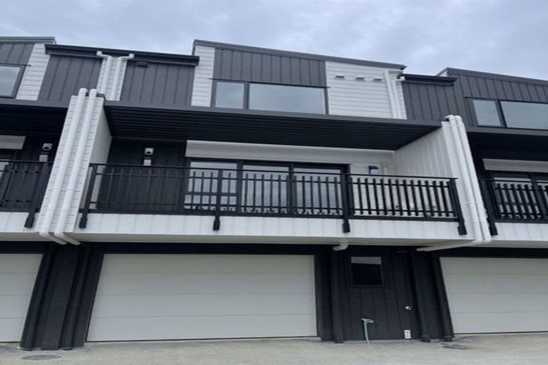 Photo of property in 2/58 Te Atatu Road, Te Atatu South, Auckland, 0610