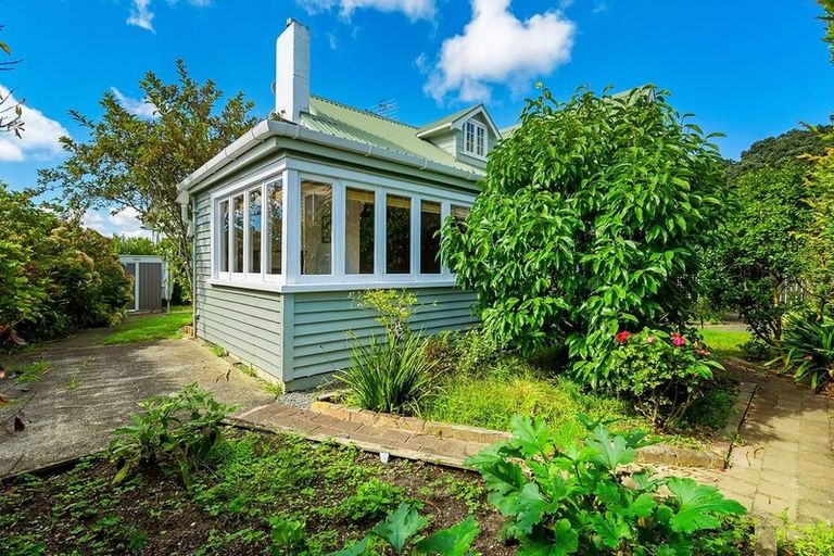 Photo of property in 28 Rangatira Road, Birkenhead, Auckland, 0626