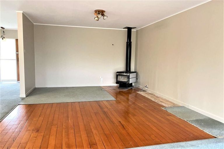 Photo of property in 35 Sunnyside Road, Sunnyvale, Auckland, 0612