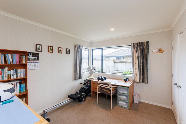 Photo of property in 24 Johnstone Drive, Fitzherbert, Palmerston North, 4410
