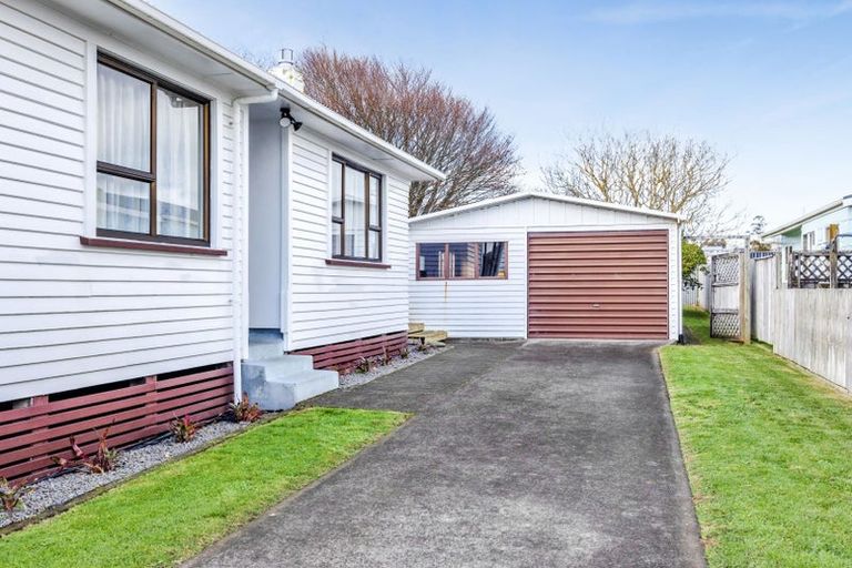Photo of property in 14 Karaka Street, Merrilands, New Plymouth, 4312