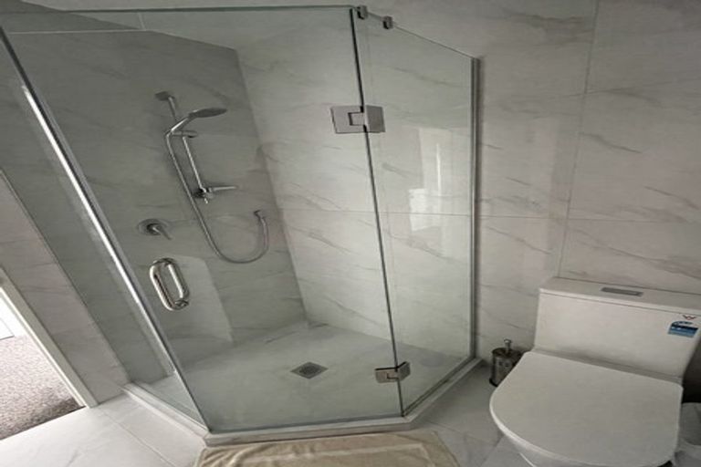 Photo of property in 2/13 Chilcott Road, Henderson, Auckland, 0612