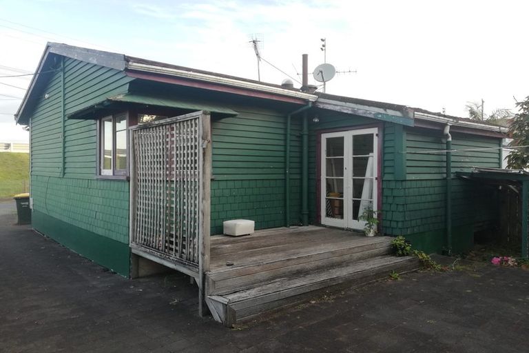 Photo of property in 1/16 Sulphur Beach Road, Northcote Point, Auckland, 0627