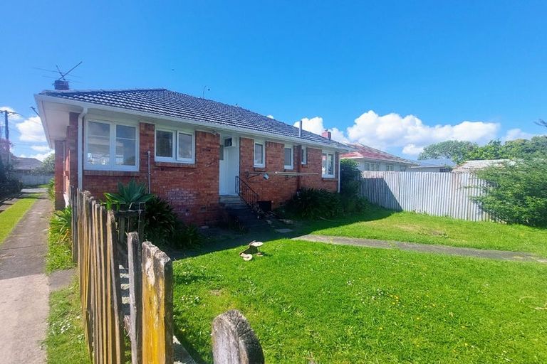 Photo of property in 1/9 Kirrie Avenue, Te Atatu South, Auckland, 0610