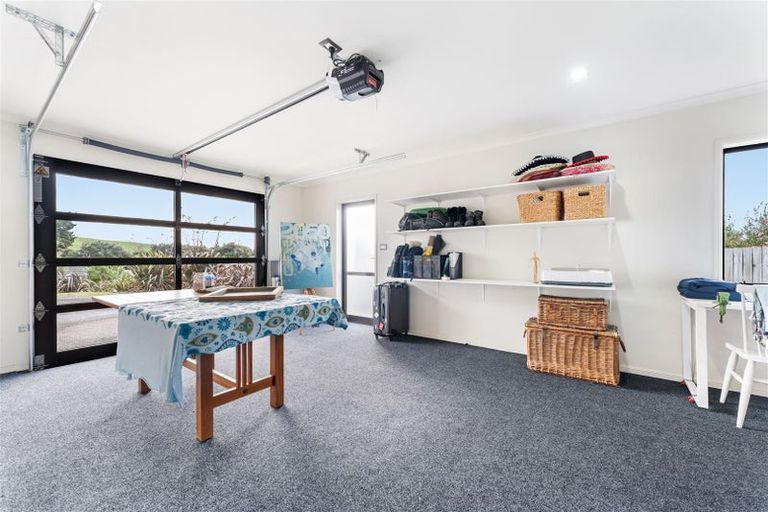 Photo of property in 17 Gavinike Place, Waimauku, 0812