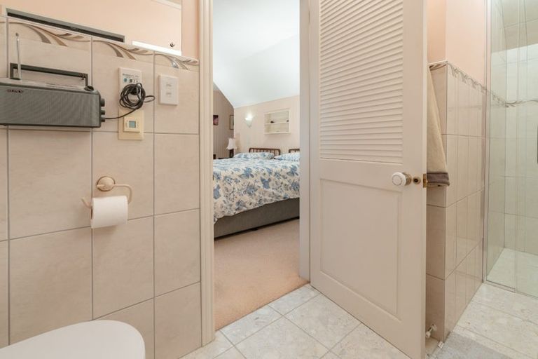 Photo of property in 2 Lavinia Grove, Waikanae Beach, Waikanae, 5036