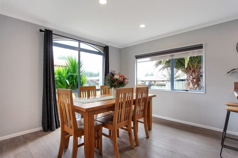 Photo of property in 17 Edward Payton Grove, Pukehangi, Rotorua, 3015