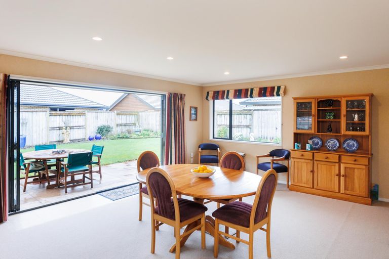 Photo of property in 24 Johnstone Drive, Fitzherbert, Palmerston North, 4410