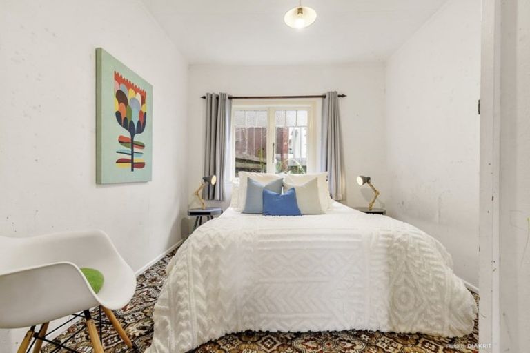 Photo of property in 1 Linwood Way, Island Bay, Wellington, 6023