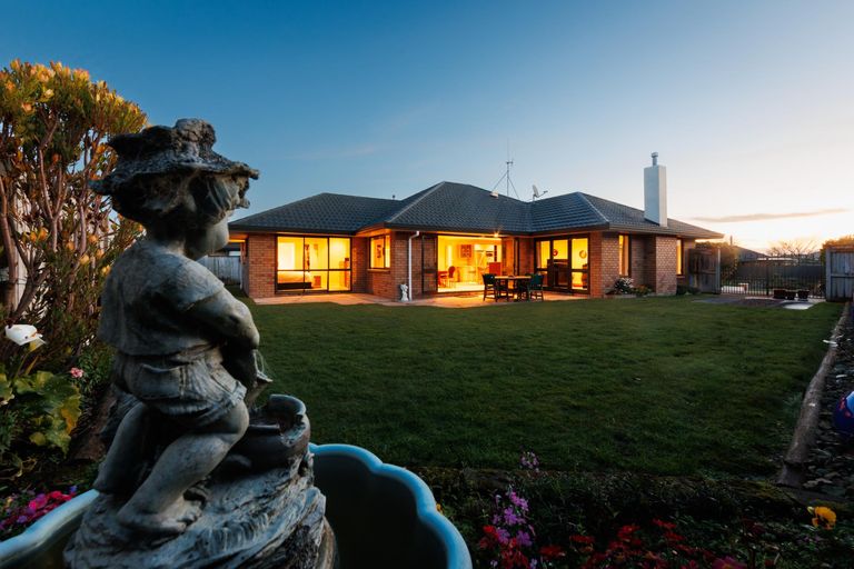 Photo of property in 24 Johnstone Drive, Fitzherbert, Palmerston North, 4410