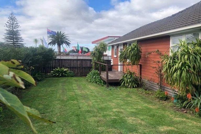 Photo of property in 3164 Great North Road, New Lynn, Auckland, 0600