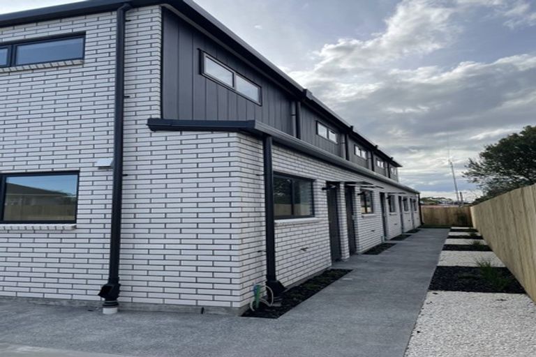 Photo of property in 1/12 Enderby Drive, Te Atatu Peninsula, Auckland, 0610