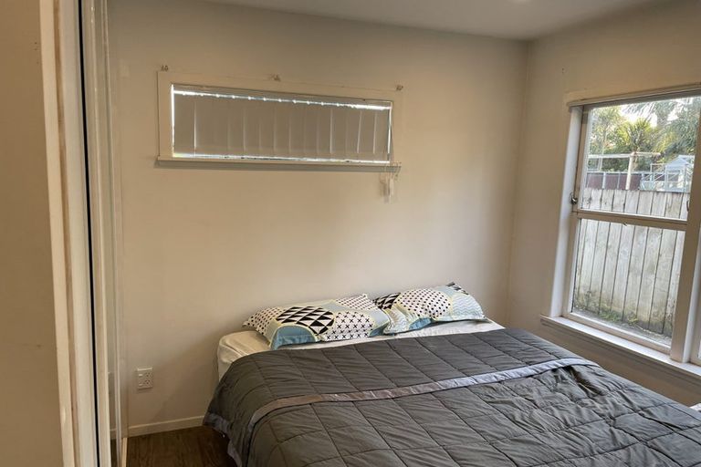 Photo of property in 14 Yeovil Road, Te Atatu Peninsula, Auckland, 0610