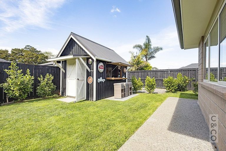 Photo of property in 8 Larmer Drive, Kumeu, 0810