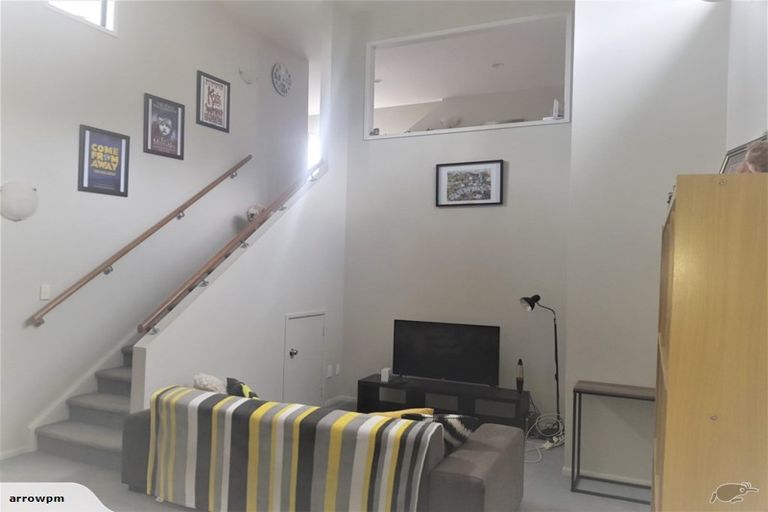 Photo of property in 31 Lorikeet Place, Unsworth Heights, Auckland, 0632