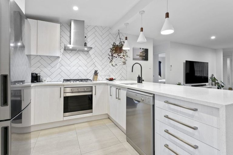 Photo of property in 18 Atkinson Road, Titirangi, Auckland, 0604