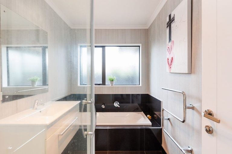 Photo of property in 5 D'urville Place, Kelvin Grove, Palmerston North, 4414