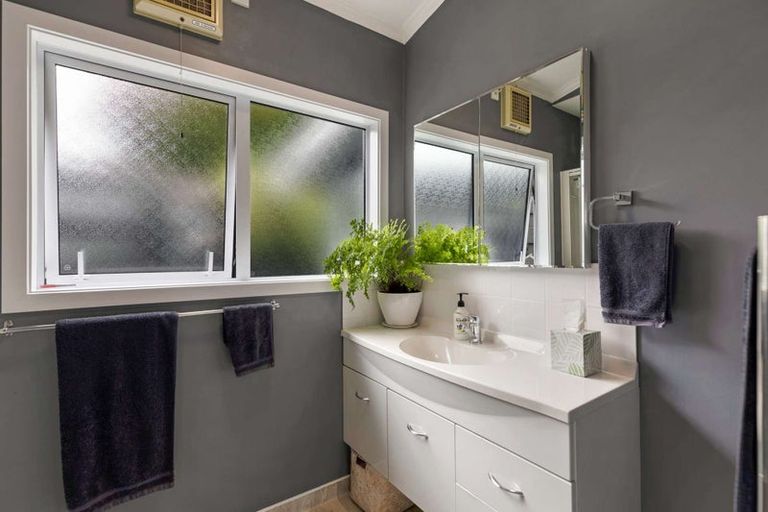 Photo of property in 11 Opawa Place, Terrace End, Palmerston North, 4410