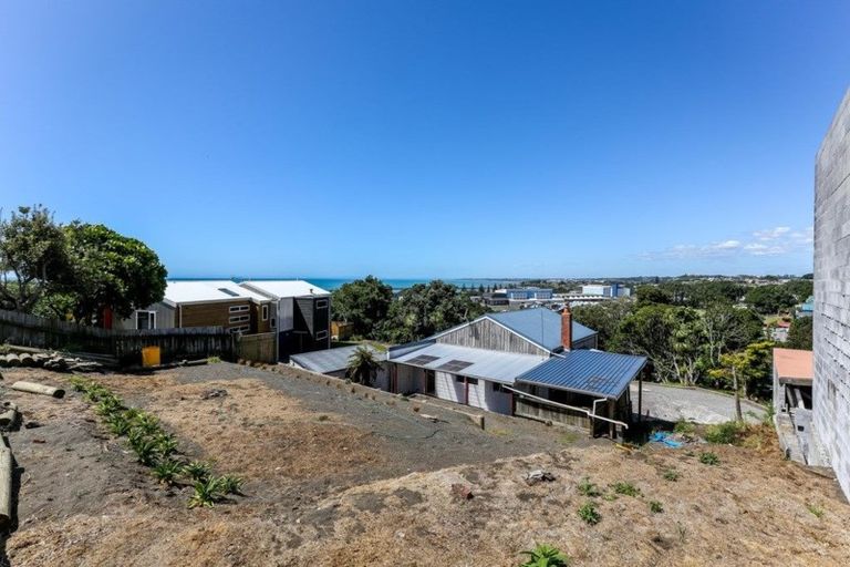 Photo of property in 32 Ngamotu Road, Moturoa, New Plymouth, 4310