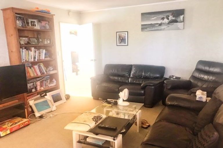 Photo of property in 6a Holman Road, Te Atatu Peninsula, Auckland, 0610