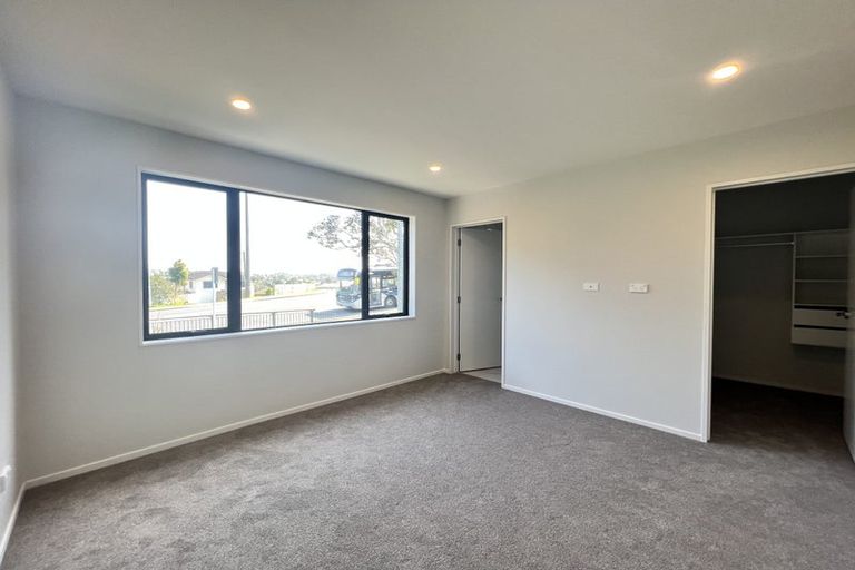 Photo of property in 1 Camelot Place, Glenfield, Auckland, 0629