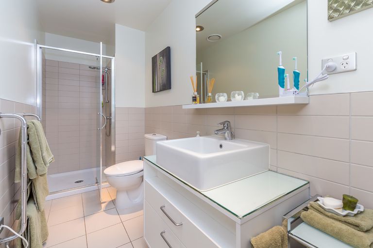 Photo of property in 30 Beach Road, Te Atatu Peninsula, Auckland, 0610