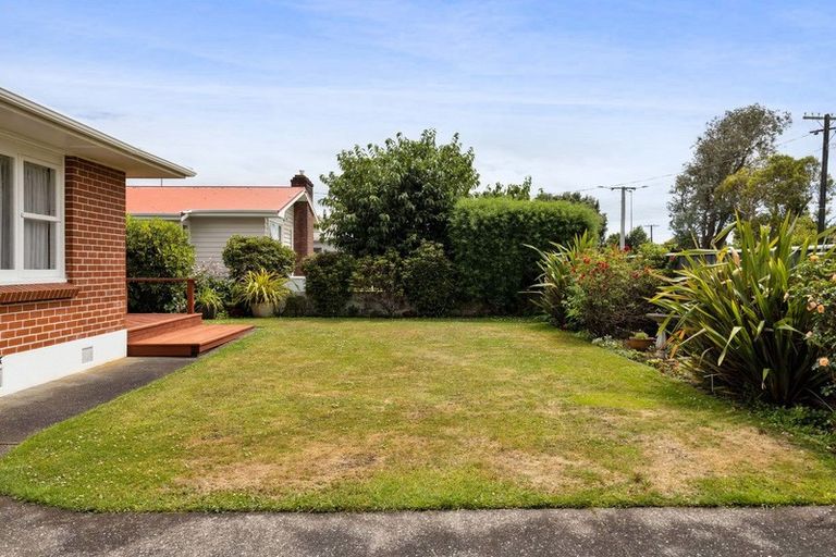 Photo of property in 1 Reid Avenue, Hawera, 4610