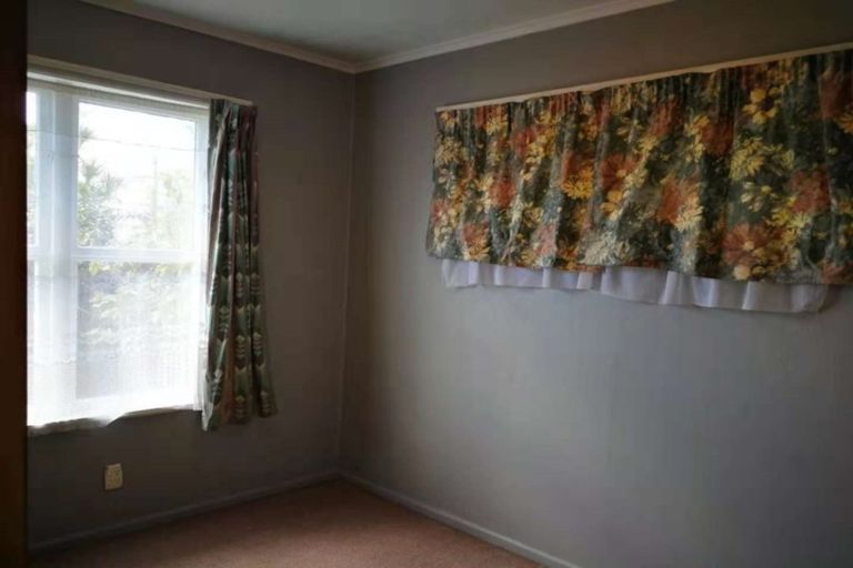 Photo of property in 16 Larnoch Road, Henderson, Auckland, 0610