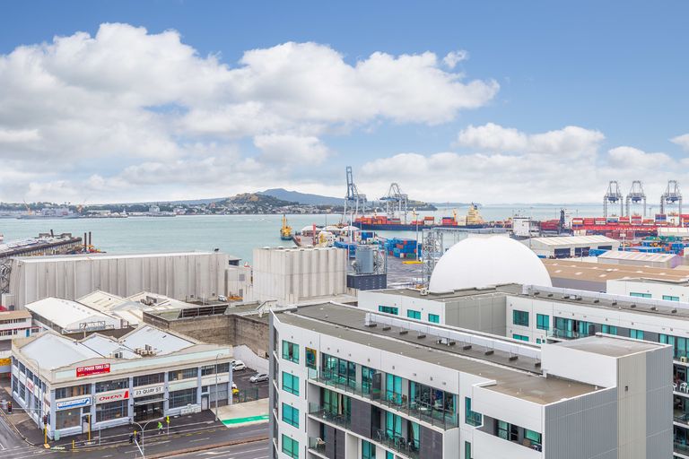 Photo of property in 30 Beach Road, Te Atatu Peninsula, Auckland, 0610